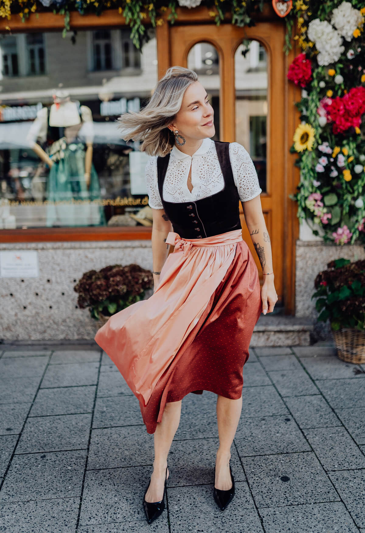 m-nchner-manufaktur-dirndl-fanny-dunkelbraun-samtdirndl-70-cm image 3
