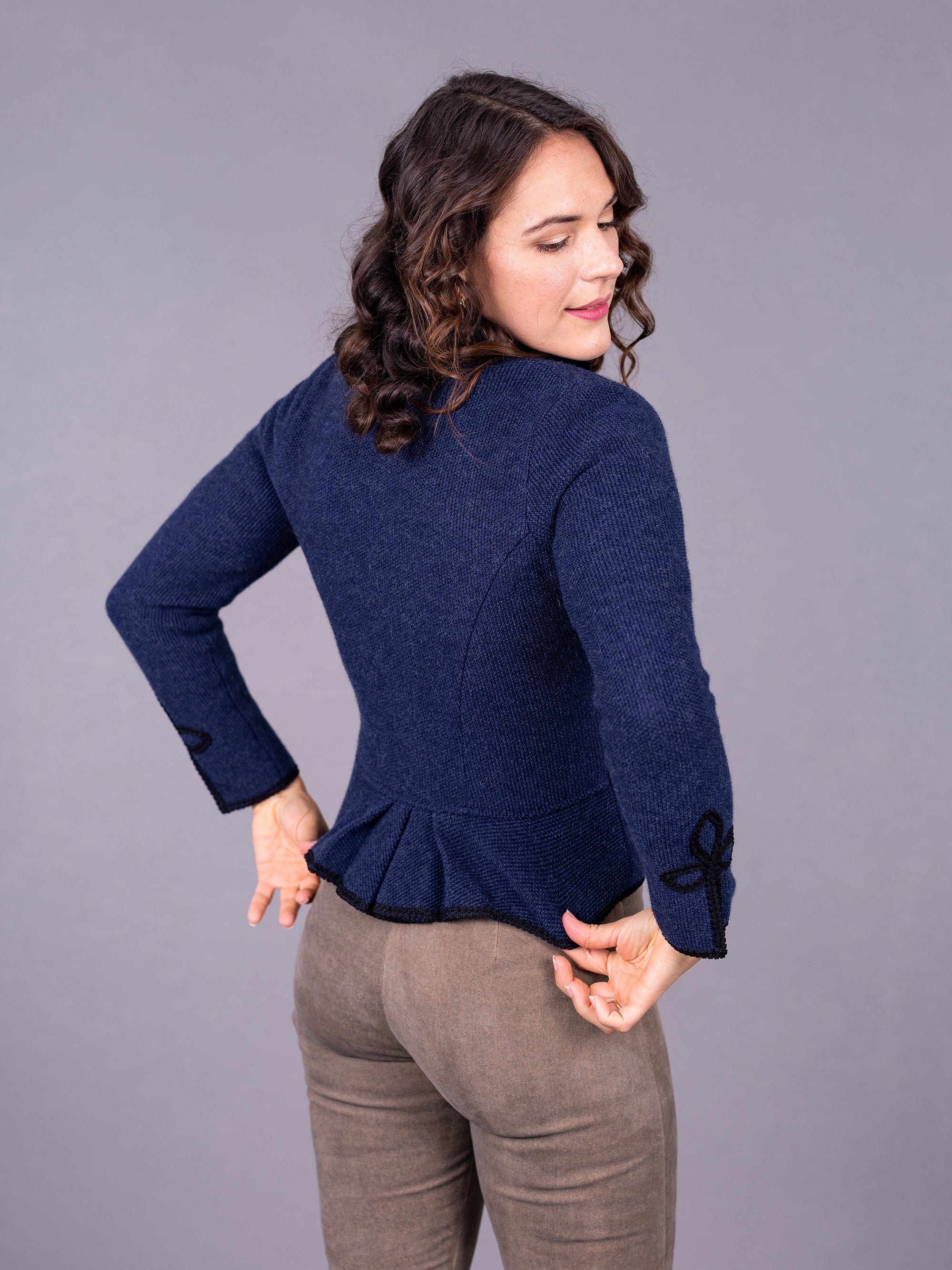 litzlfelder-damen-trachtenjacke-sofia-marineblau-schurwolle image 4