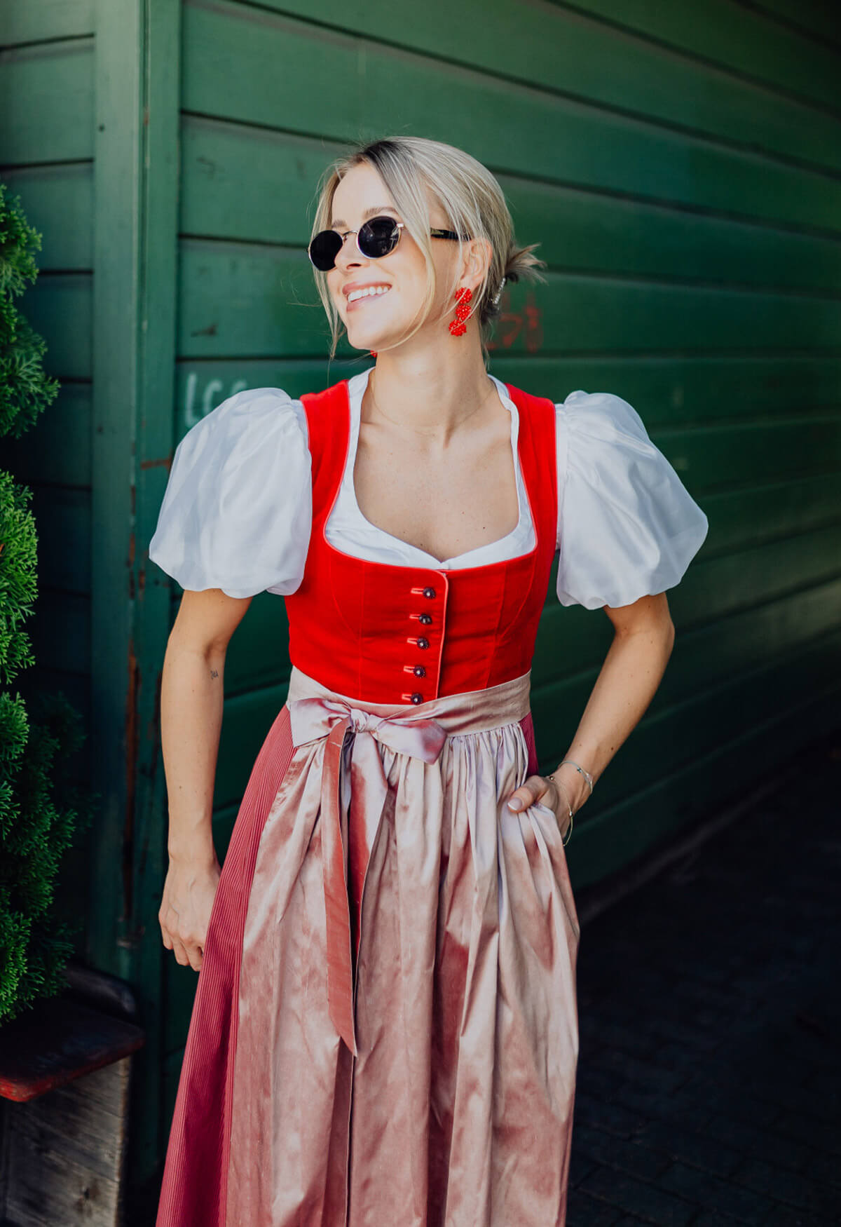 m-nchner-manufaktur-dirndl-fanny-rot-samtdirndl-mit-seidensch-rze image 5