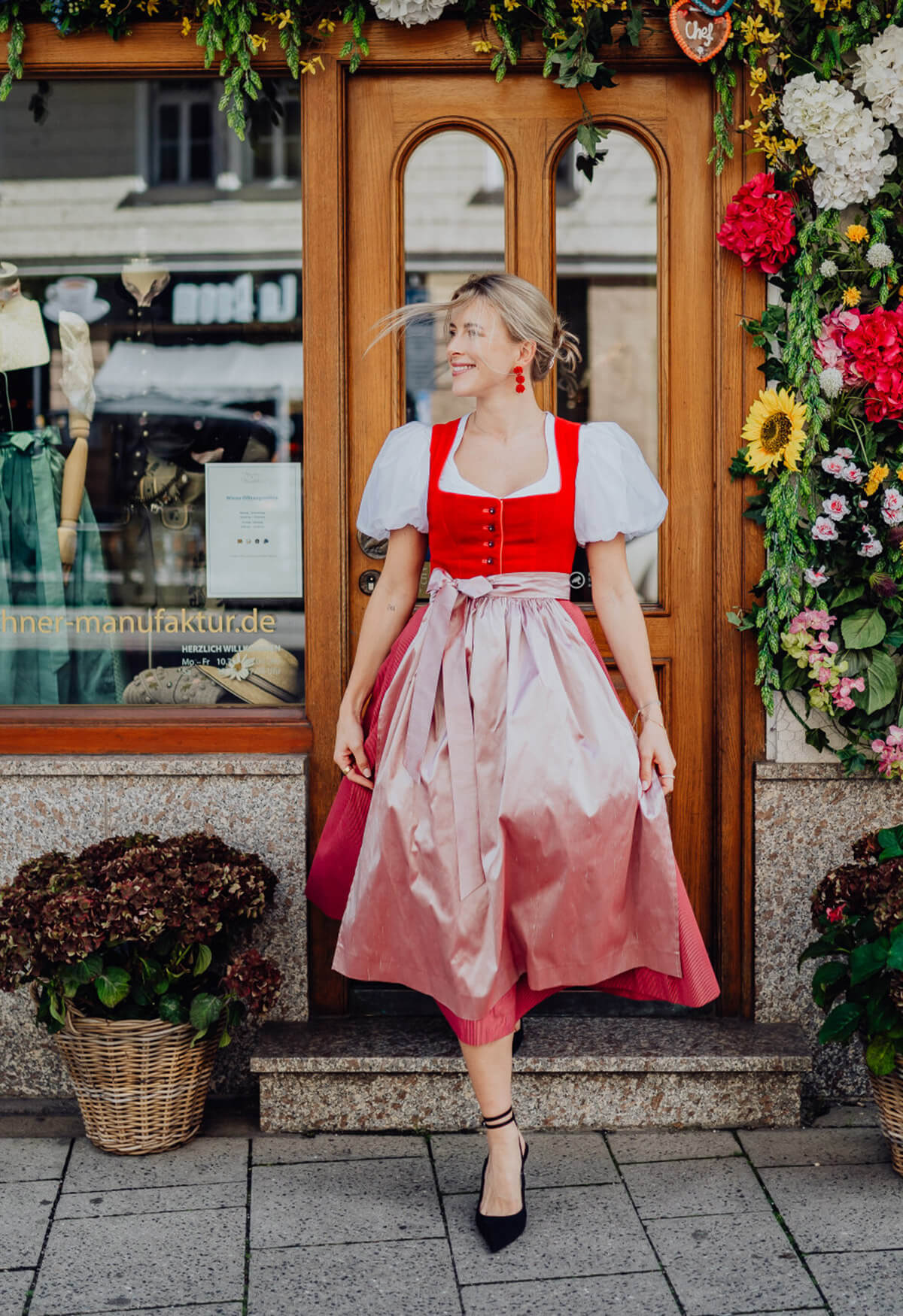 m-nchner-manufaktur-dirndl-fanny-rot-samtdirndl-mit-seidensch-rze image 3