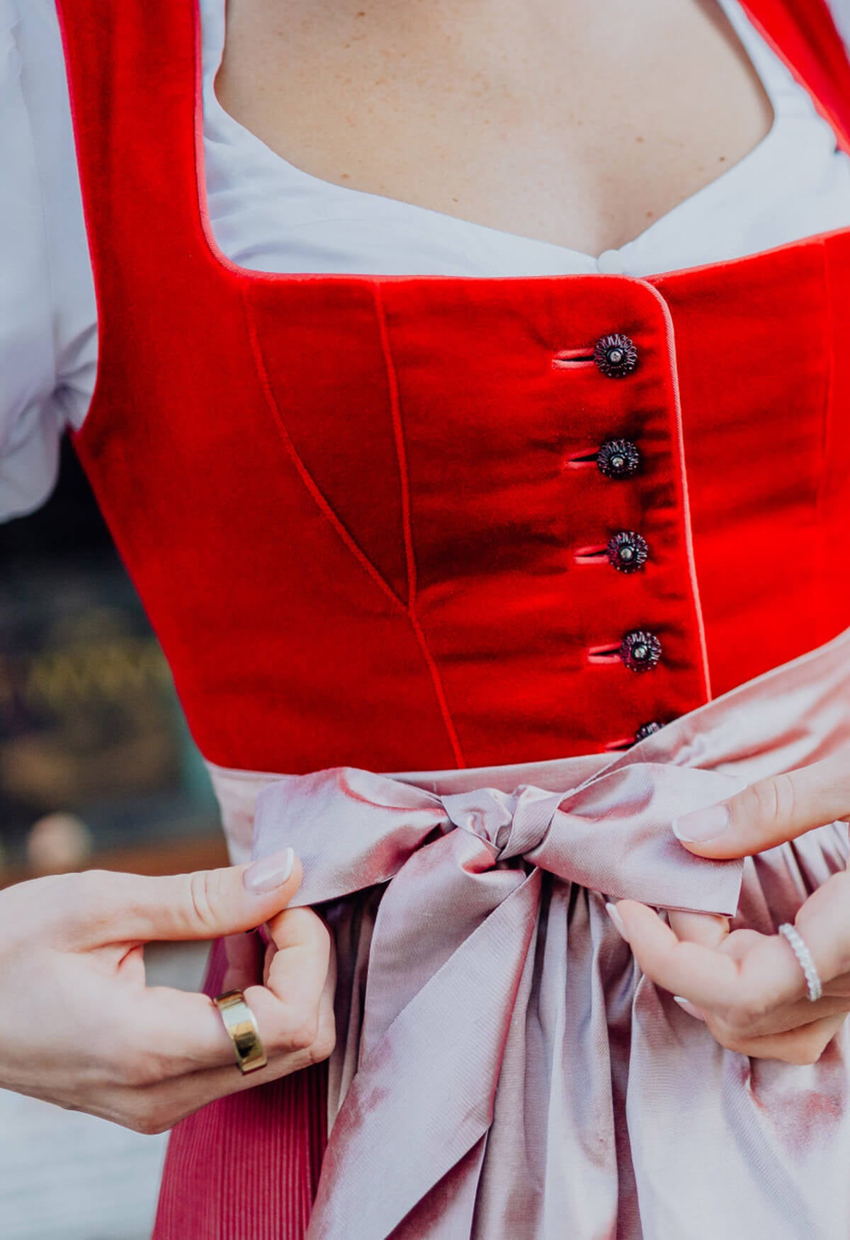 m-nchner-manufaktur-dirndl-fanny-rot-samtdirndl-mit-seidensch-rze image 4